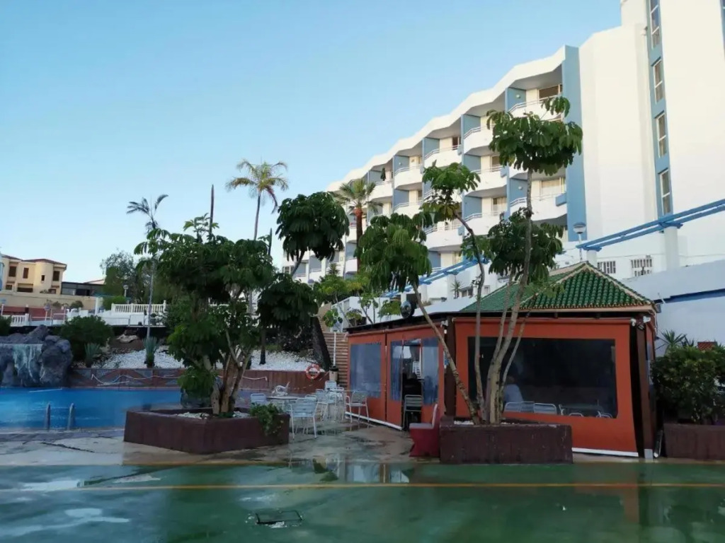 Refurbished 1 bedroom apartment with large pool