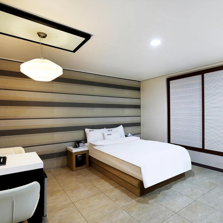 White Tourist Hotel