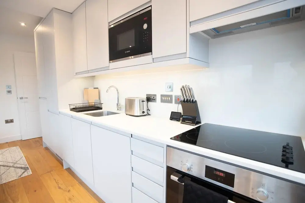 Deluxe & Chic 1 & 2 Bed Apts near Heathrow, Legoland, & Windsor Slough