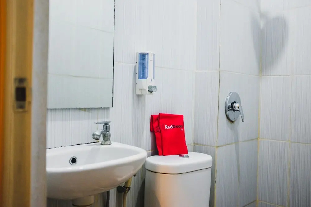 Reddoorz Plus near Mall Ratu Indah 2