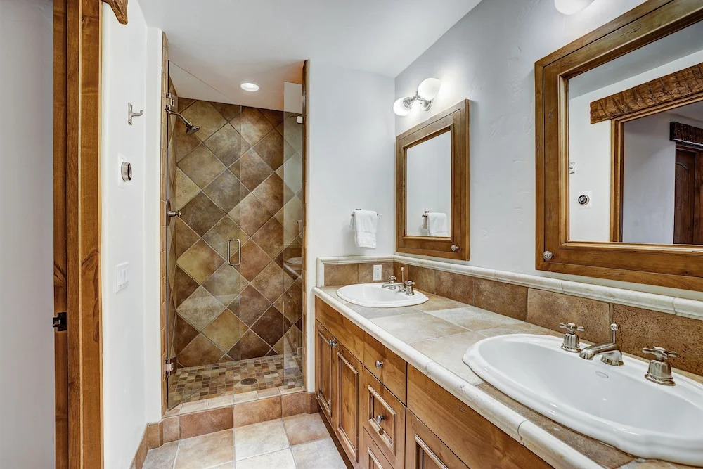 Refined 5 BR Private Home with Private Hot Tub by RedAwning