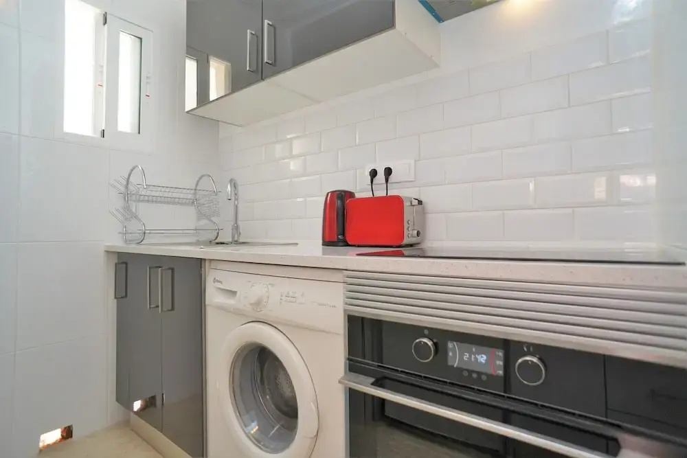 7 Mins From The Beach, Shared Pool Free Wifi