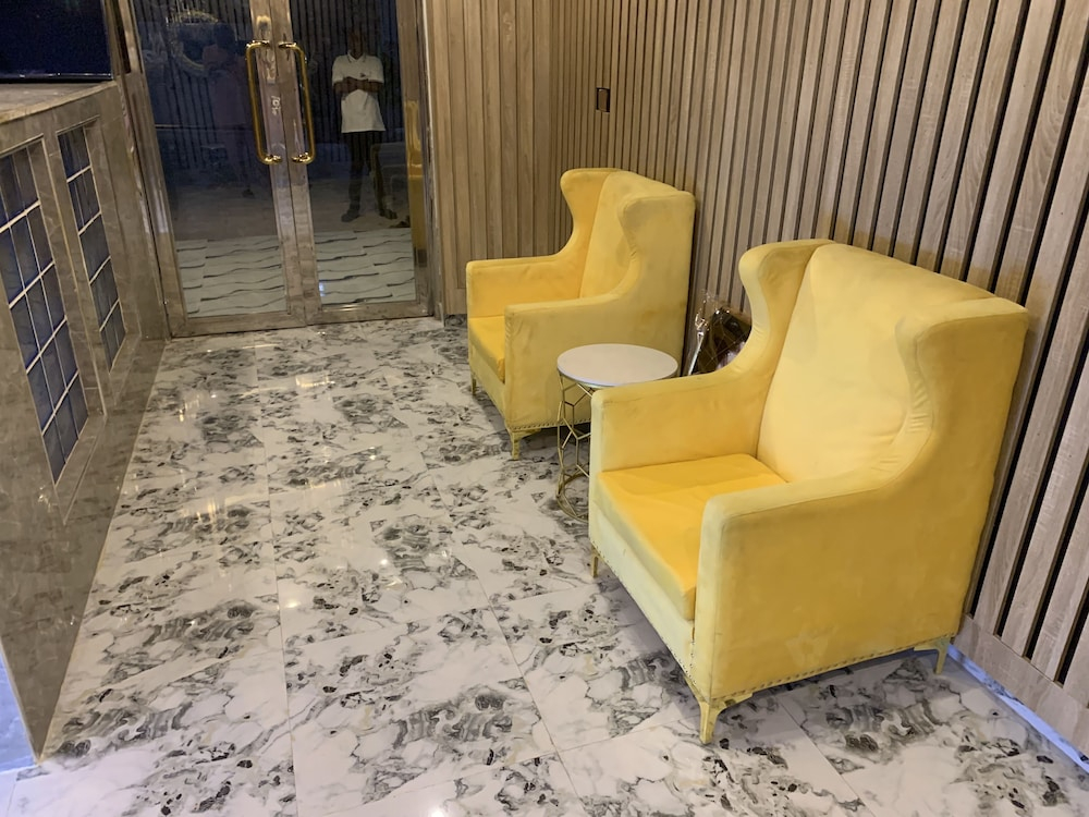 Jf Royal Hotel & Suites