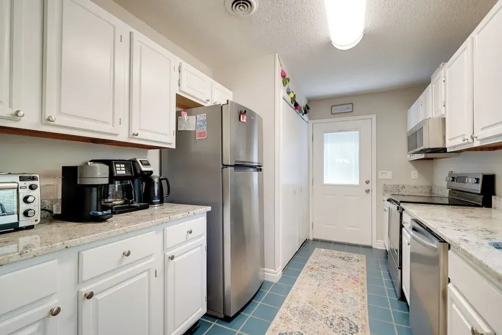 7 Blocks to the Beach: Family Oak Island Retreat