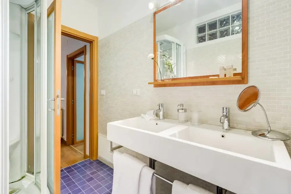 Extra Large Colorful Flat in Central Location!