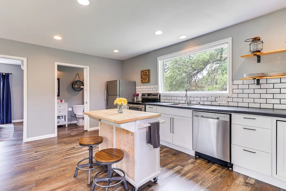 12 Mi to Dtwn: Austin Guest Cottage w/ Pool Access