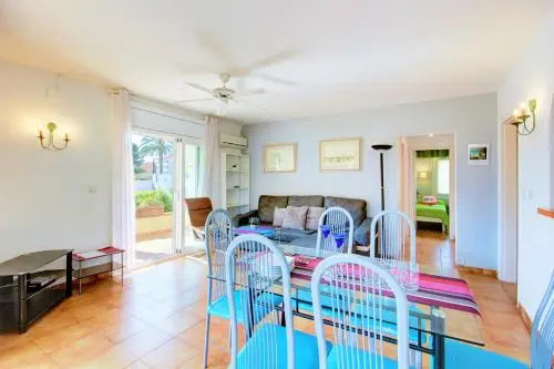 Apartamento con jardín y parking cerca del mar en Roses