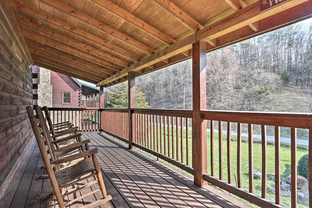 3 Mi to Dollywood: Hot Tub Hideaway in Smoky Mtns
