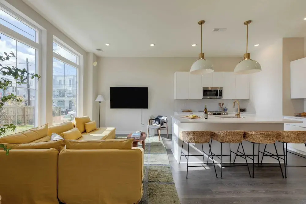 2 New Townhomes w/ Balcony, Mins to Broadway, Sleeps 16 98 Degrees & The Stage