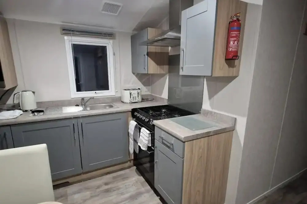 Family Caravan - Sleeps 6 - Pet Friendly - Parking