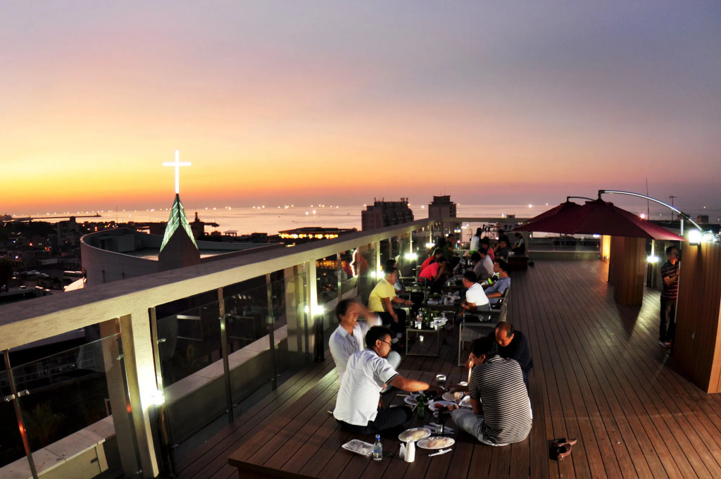 Black Sands Hotel
