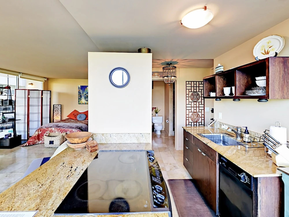 Waikiki Getaway - Studio Condo