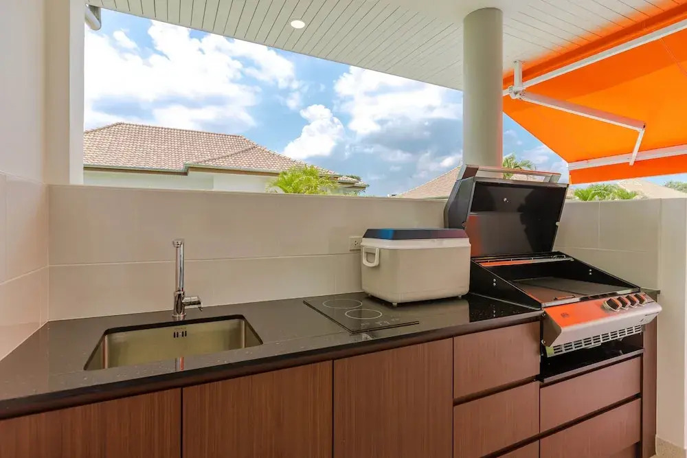Modern 4 BR Pool & Tropical Garden MS-30