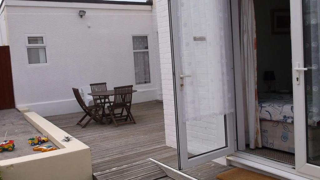 PAIGNTON S ONLY Ground floor Garden 2 Bedroom Apartment in front of the Pier & your Very own Private FREE Car space ,2 Double beds , 2 Single Beds , Kitchen , Air Fryer , 50 Blue ray Films ,Hotel Reception to Greet & Happily Help you