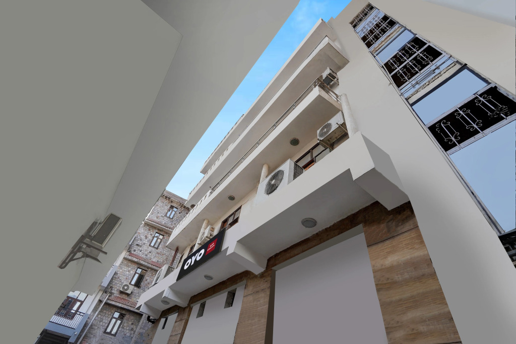 Super Hotel O Silver Key KD plaza Near Saket Metro station