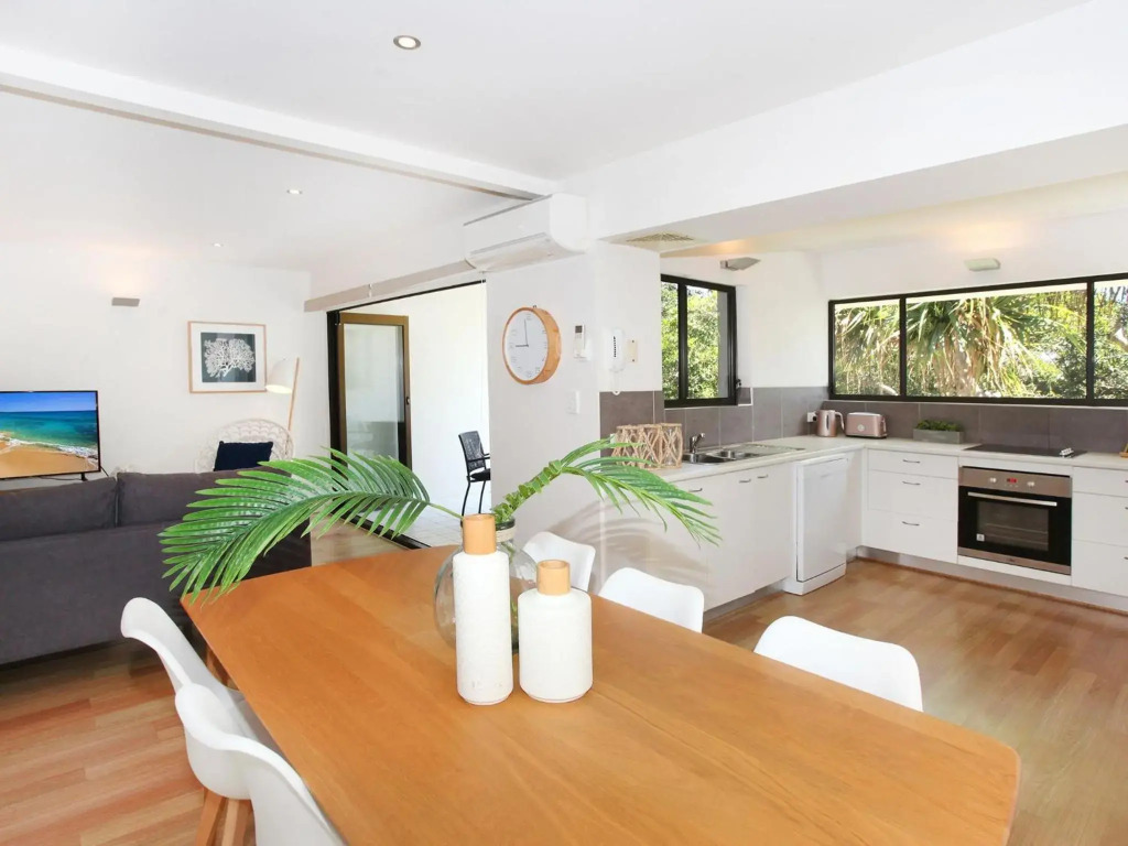 Windmill 4 - Two Bedroom Beachside Apartment on Parkyn Parade!