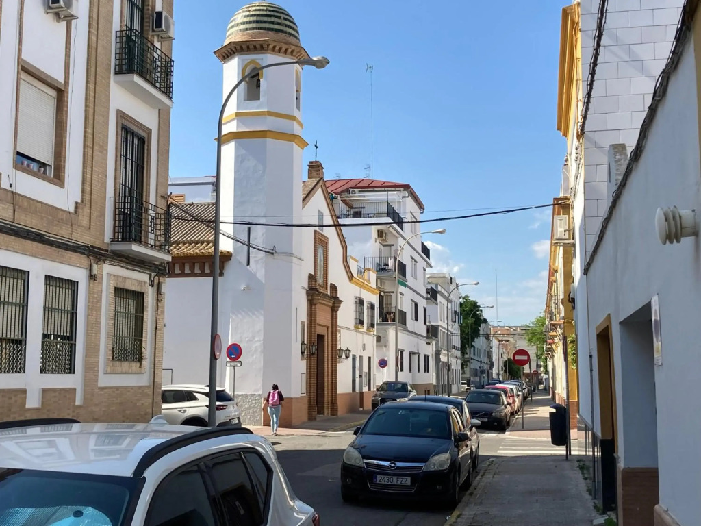 Acogedor apartamento en semisótano con patio y cerca de la Plaza de España
