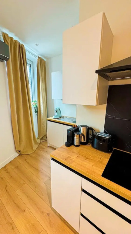 1BR Apt With Living Room Near CityArea