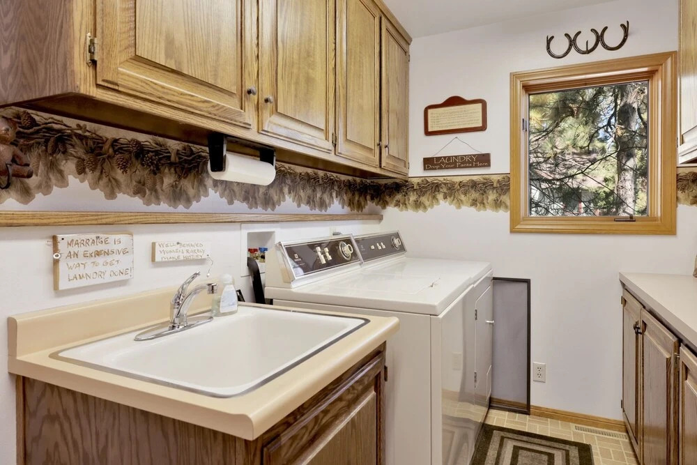 2098-cove Lakefront Chalet 4 Bedroom Home by RedAwning