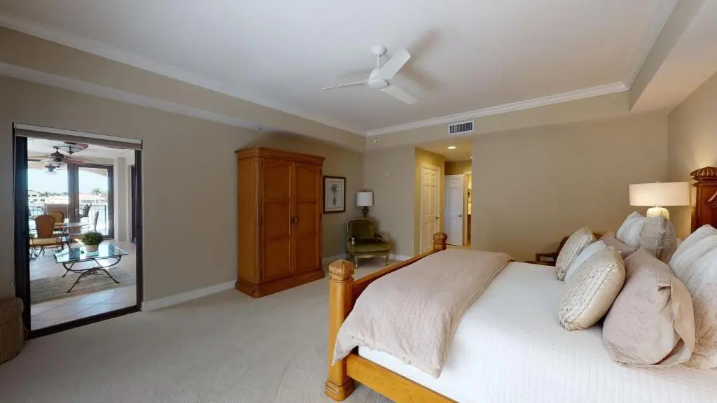 Luxury 3 Bed Condo at Popular Esplanade Overlooking Smokehouse Bay
