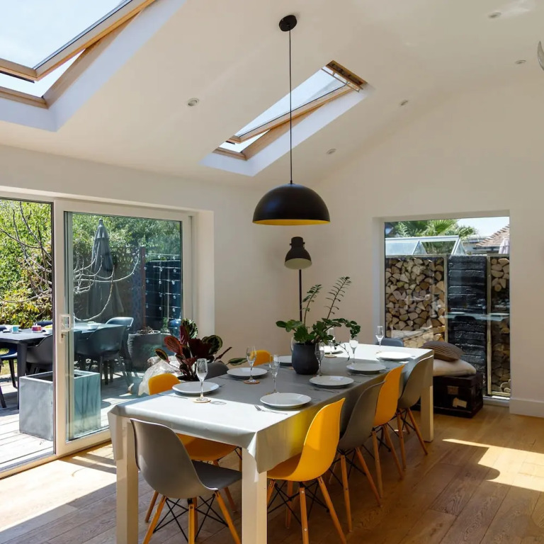 Gorgeous home for 12 - Walk to Beach - Sea View