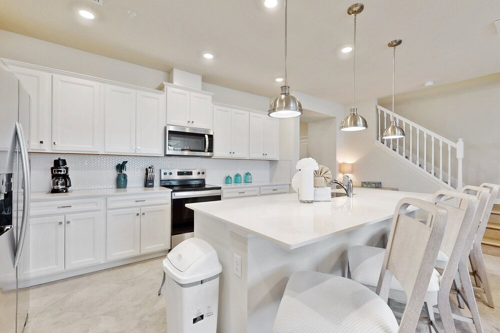 Beautiful Home With Private Pool, Space for the Whole Family & Pets