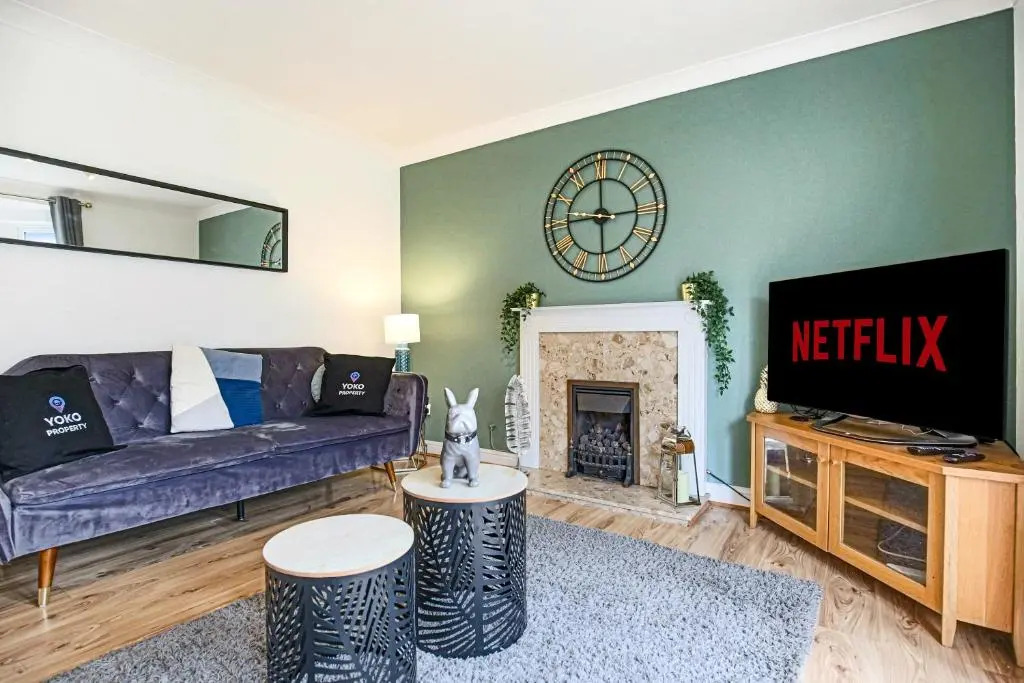Detached House with Free Parking, Garden, Fast Wifi and Smart TV with Netflix by Yoko Property
