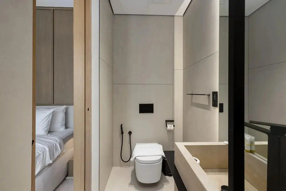 Prime JLT Stay Near Metro Lakeside Dining