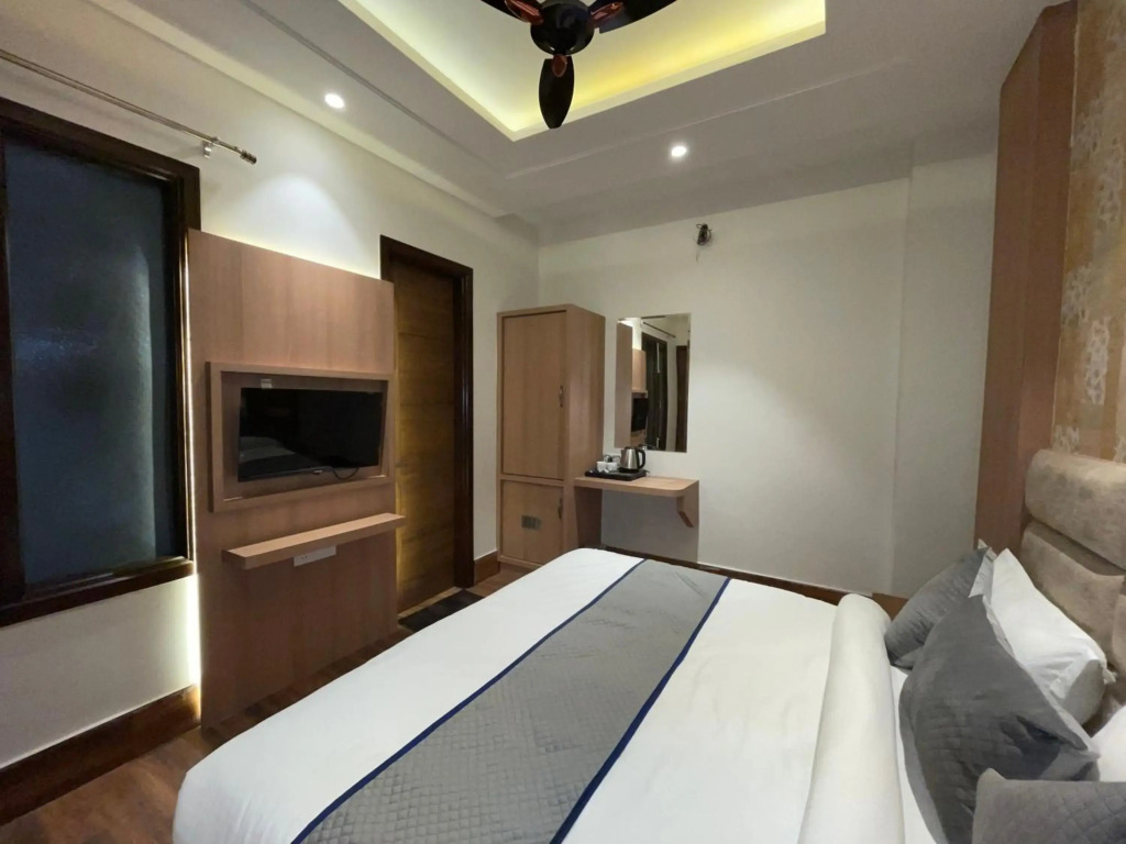 Hotel Crown Savoy, Near Railway Station & GURU NANAK DEV UNIVERSITY