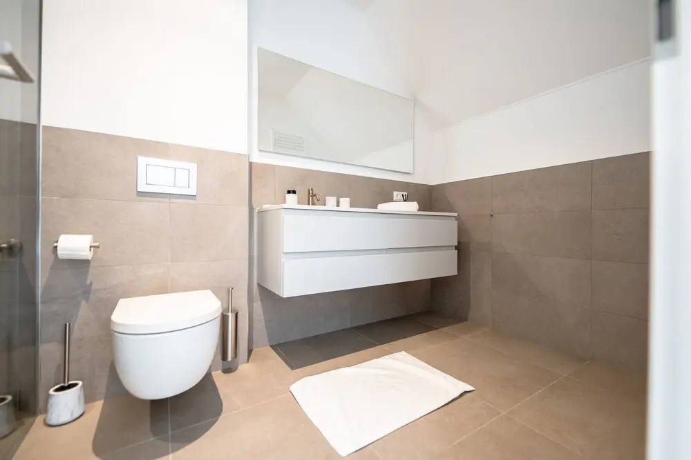 New high-end 2 BR Penthouse w Balcony