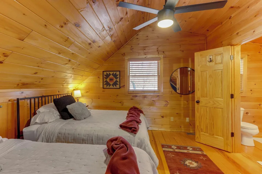 Blue Ridge Cabin: Hot Tub, Fire Pit & Grill!