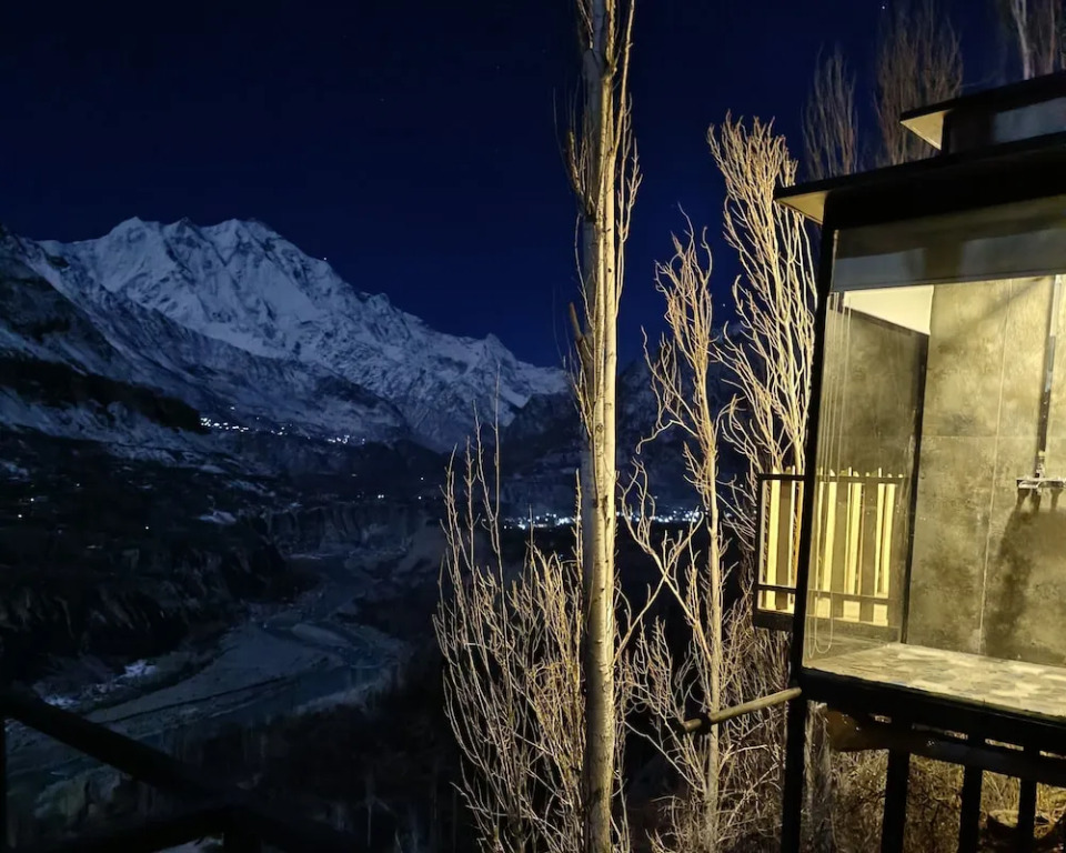Stunning Cliff-edge 2-bedroom Chalet in Karimabad