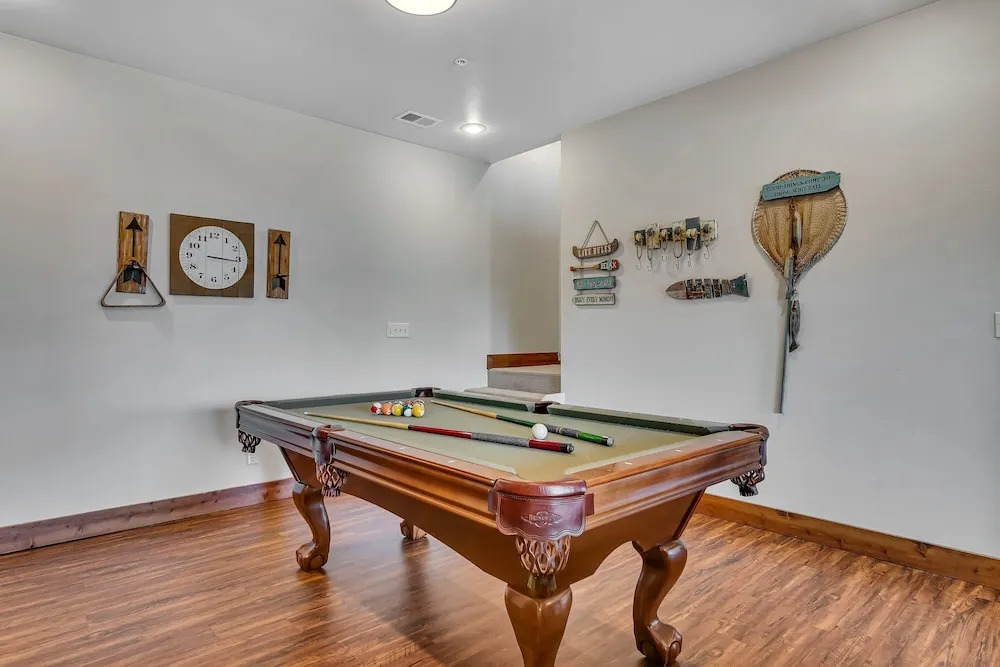Rockwood Lake Lodge 7 Bedroom Home by RedAwning