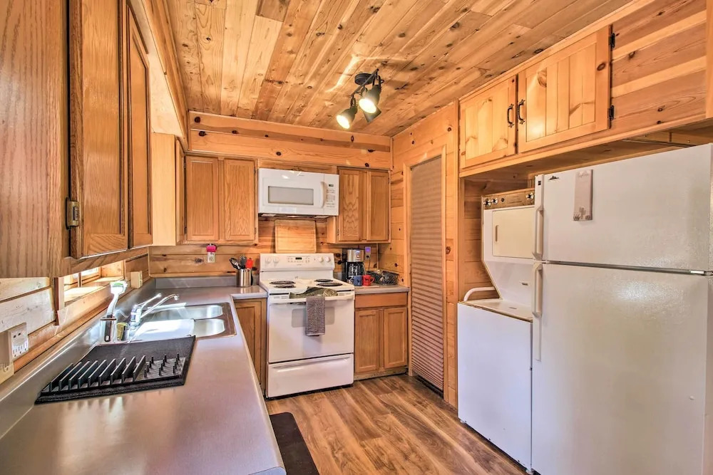 Pinetop-Lakeside Cabin w/ Deck: Hike, Ski & Golf