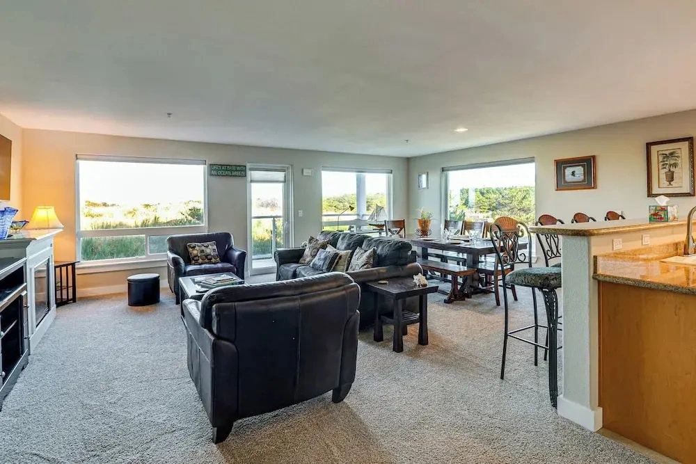 Beach Access & Community Perks! Westport Hideaway