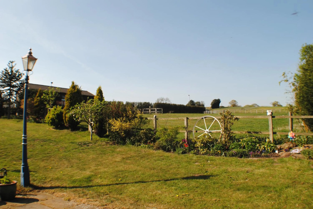 LIONHEART LARGE LUXURY LODGE - Sleeps 12, Dog Friendly, Hot Tub Hire Available, Near Sherwood Forest at Fairview Farm Nottingham, Accessible, Great for Brides,Bridesmaids ,Family Gatherings, Groups, Hen Parties, Corporate Events and Retreats,Games Rooms