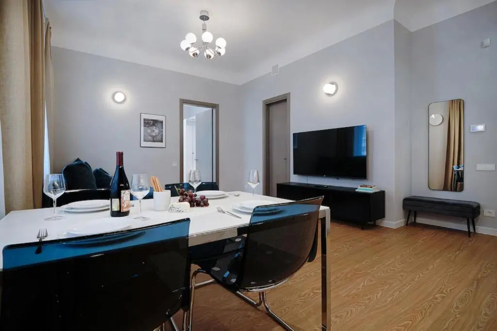 Spacious, New, High Ceilings, Central, by Cohost