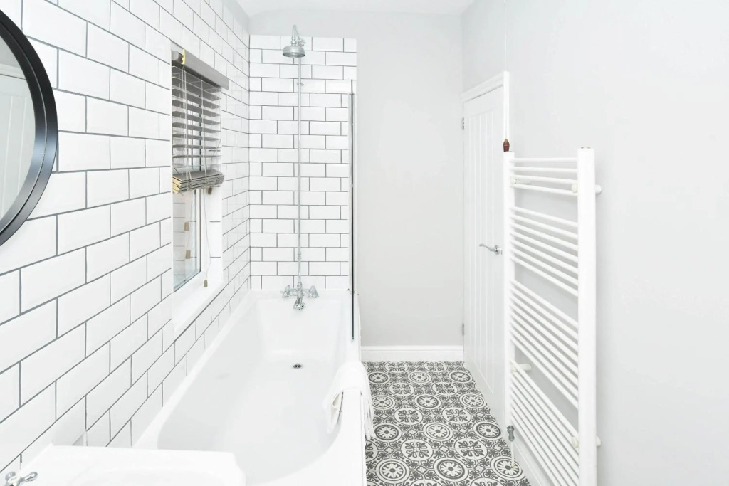 Heathfield House by YourStays, 4BR Home Open for Contractors