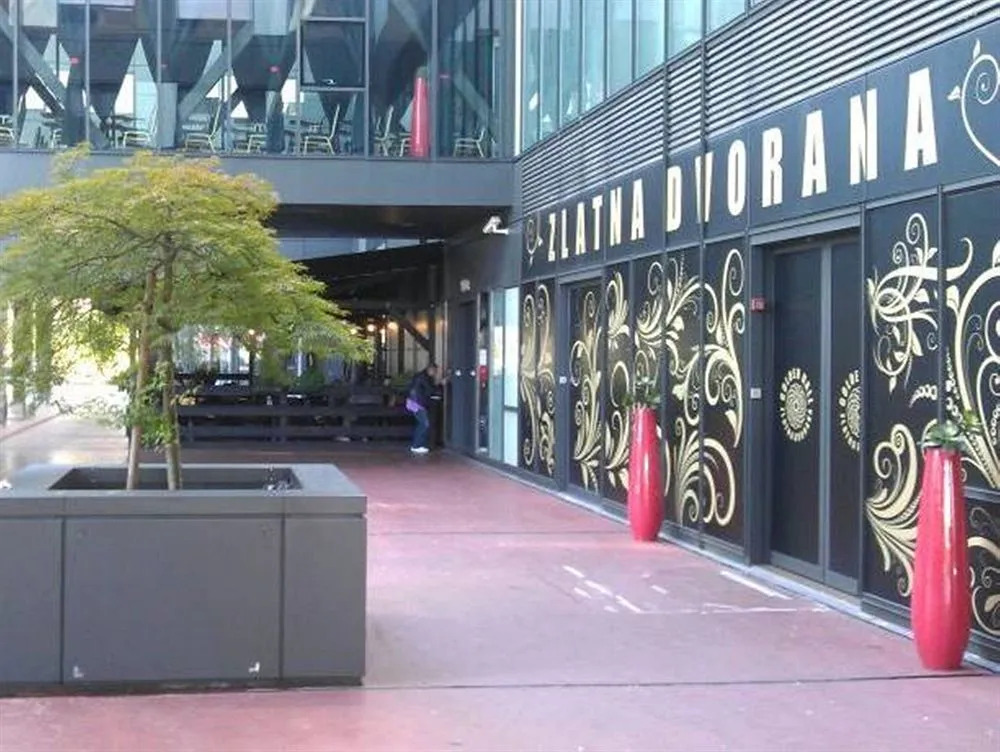 Nova Galerija Studio Ema i Apartman Anita- parking in garage