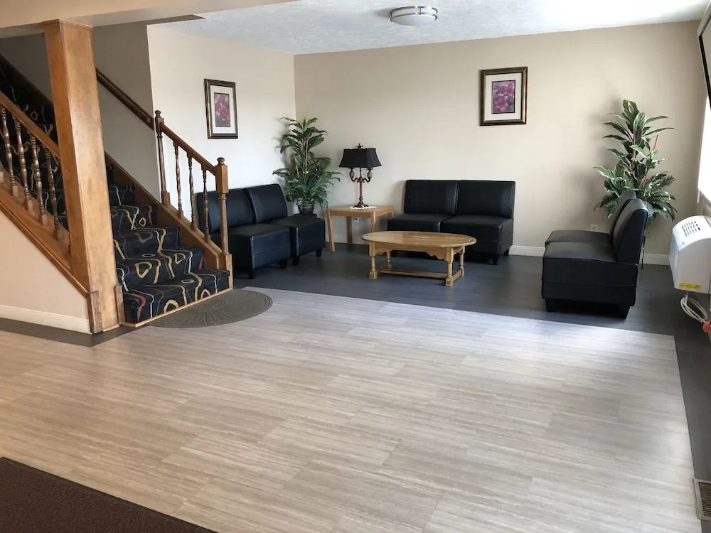 Sky Lodge Inn & Suites - Delavan
