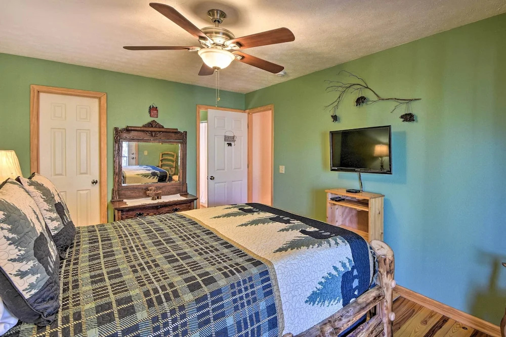 Family-friendly Cabin ~ 1 Mile to Hike & Swim!