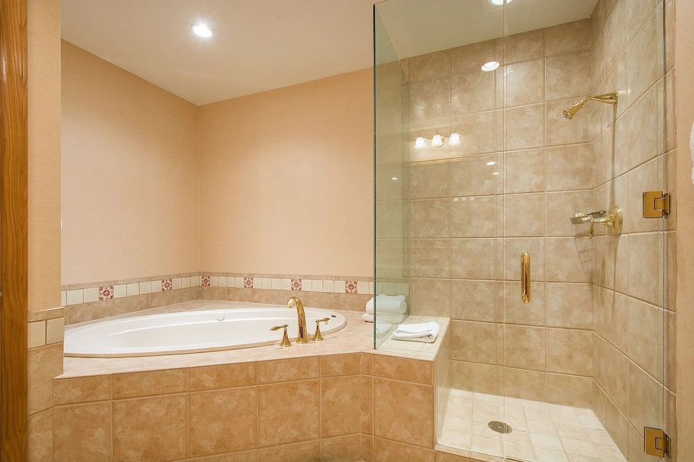 Premium Luxury Five Bedroom Townhouse with Hot Tub and Majestic Mountain Views 5 Townhouse by RedAwning