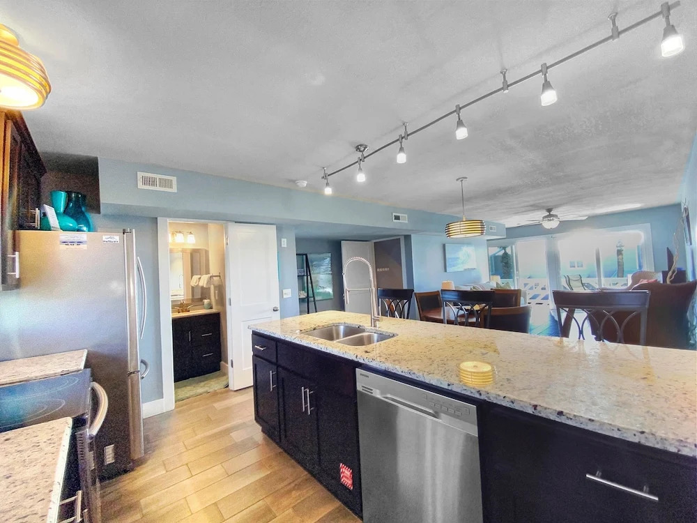 Shoreline Townhomes #10 - 2 Br townhouse by RedAwning