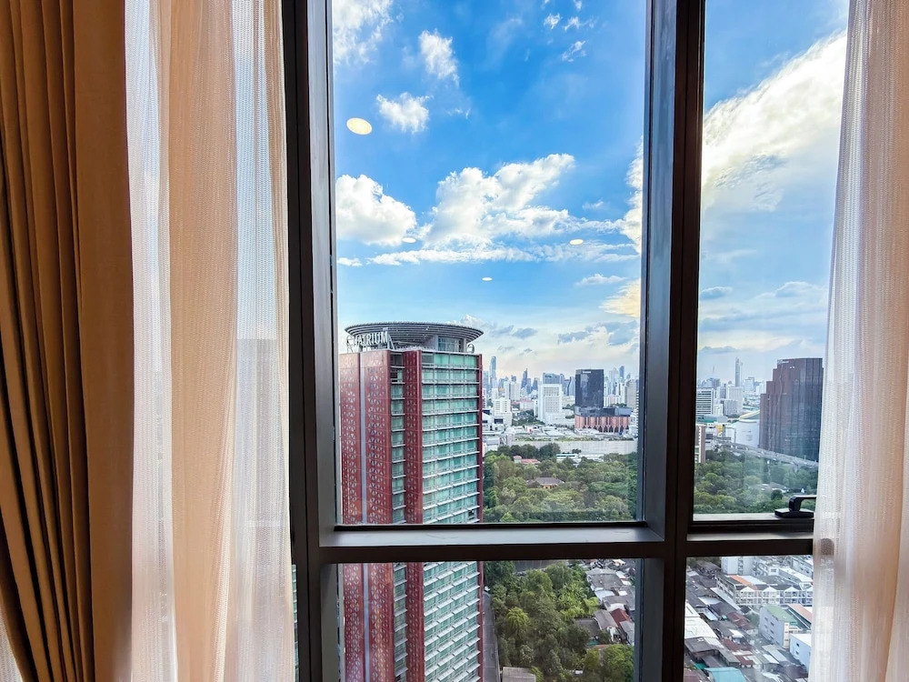 Luxury Downtown Bangkok 2BR 2BA · Sky Pool Gym · 5min Walk to Siam Paragon