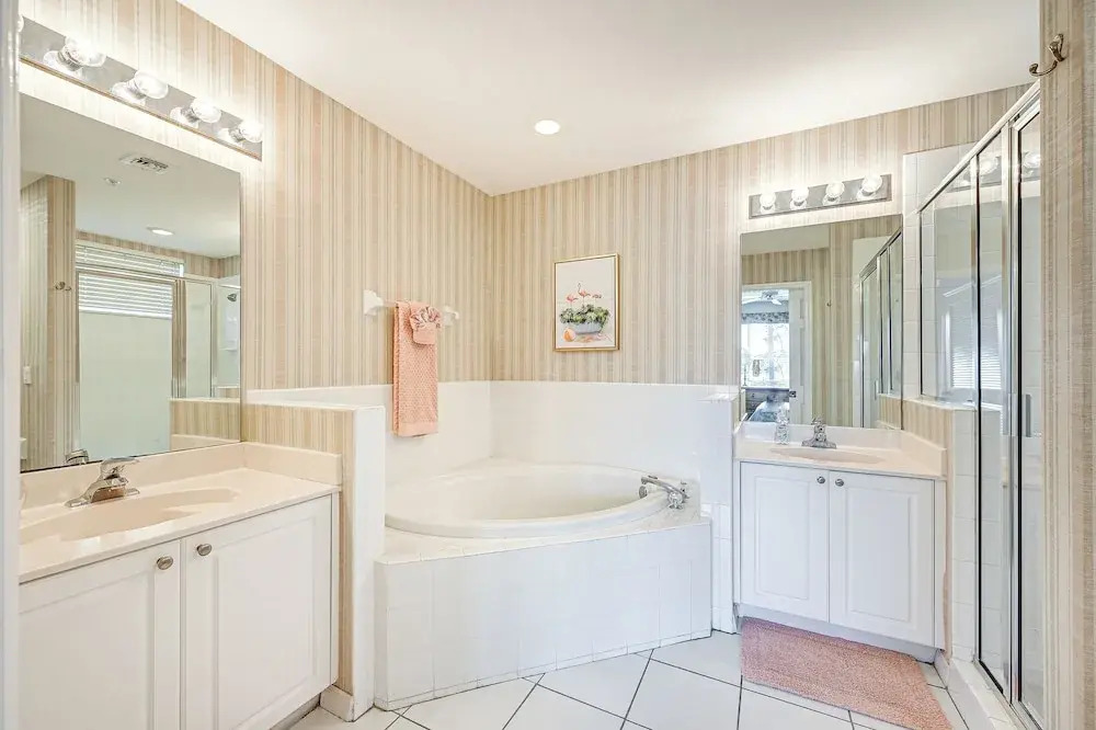 Naples Condo w/ Pond Views & Patio - Near Golf!