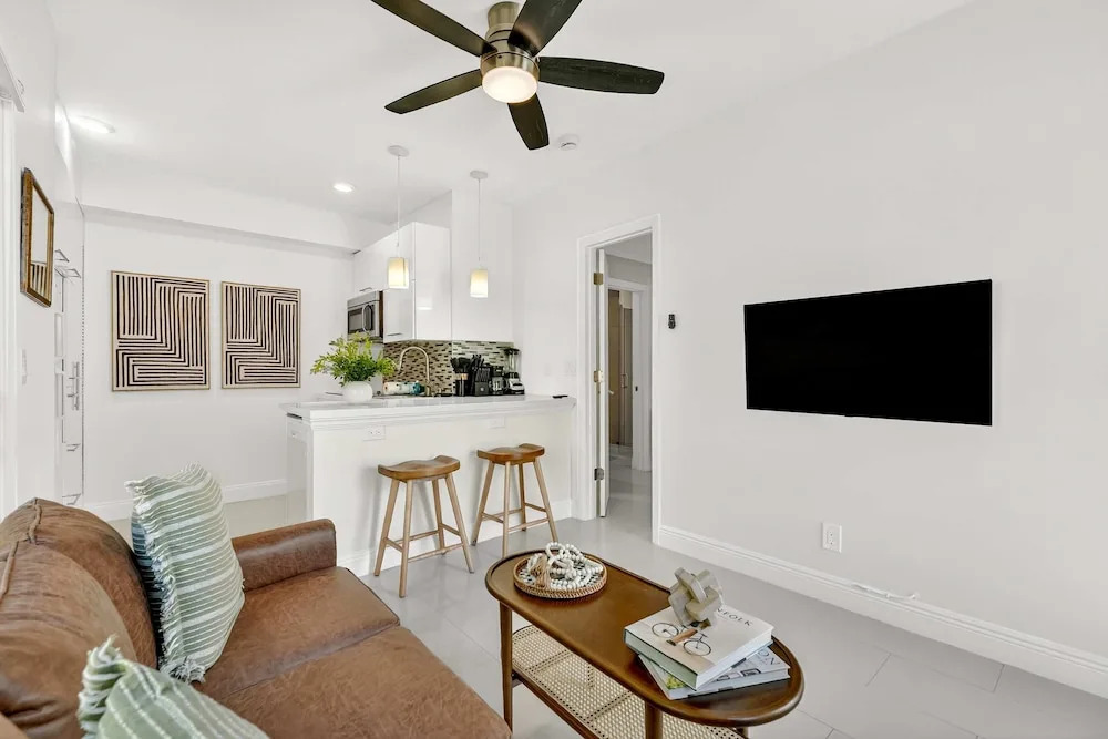 Chic Modern Studio With Queen Bed