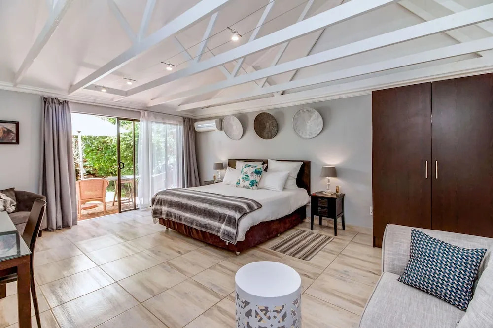 Sitatunga Guest Lodge - Sandton - Airport Shuttle - Solar & Borehole