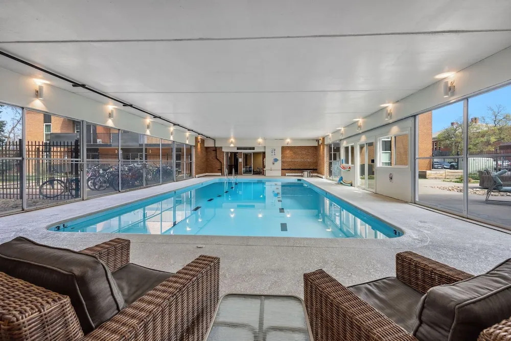 The Fox Den in Old Town! Pool, Sauna & Game Room