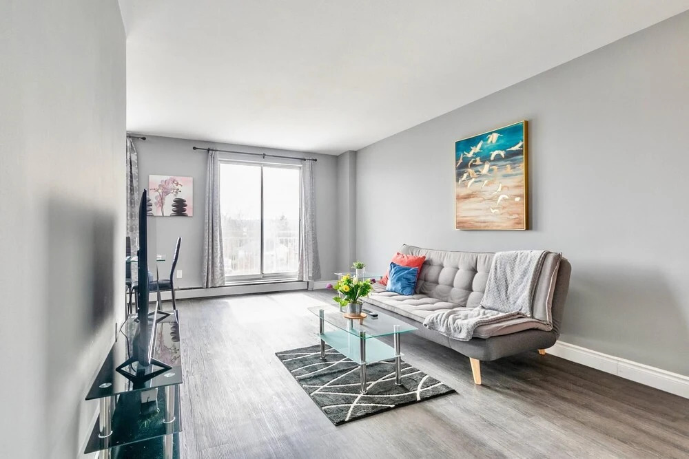 Bright 1BR apt w King bed -close to DT Hamilton