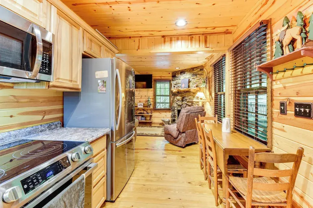 5 Mi to Unicoi State Park & Lake: Hot Tub Haven!